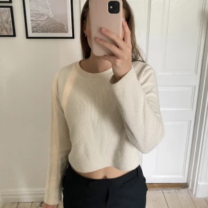 Tröja - Lätt stickad tröja i beige. Fint skick🫶🏼