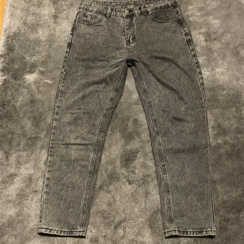 Säljer ett par jeans från lager 157 har använt typ 2 gånger väldigt snygga färgen är mörkgrå skicket är 9/10. Jeans & Byxor.