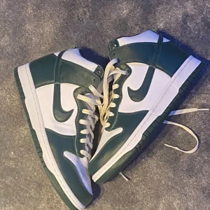 Dunk high spartan green  - Bara använda 1 gång nästan som helt helt nya, har inte original skosnören: size: us 9 vilket är storlek 42,5 