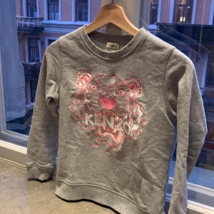 Kenzo tröja - En grå kenzo tröja med rosa tryck på fram sidan, 12A/152