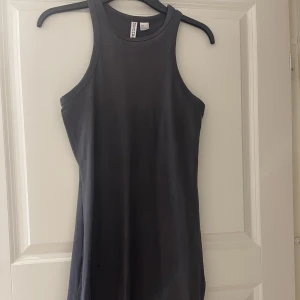 Klänning  - Grå klänning ifrån h&m. Använt en gång 