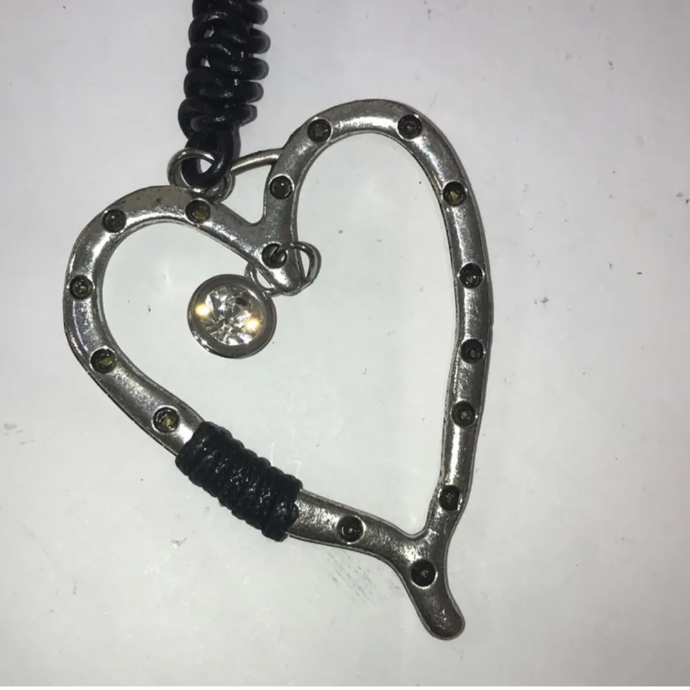 Långt hjärtformat halsband i silver❤️ några pärlor har ramlat av men de märks inte. Accessoarer.