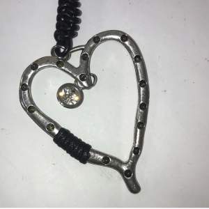 Långt hjärtformat halsband i silver❤️ några pärlor har ramlat av men de märks inte