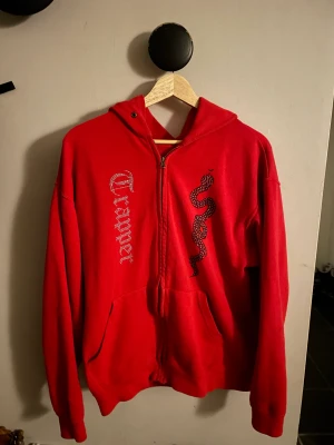 Rhinestone hoodie, Madebytrapper  - Jätte snygg rhinestone hoodie från Madebytrapper. 9/10 skick och har en jätte bra passform. En liten skada men som knappast syns eller tänks på.