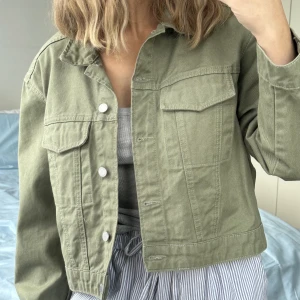 Militärgrön jeansjacka  - Aldrig använd 