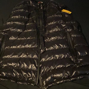 Moncler geniu väst - Säljer min skit snygga moncler genius väst åldrig använd. För mer bilder som på skan och sånt skriv. Känn er välkomna att skriva om alla era frågor. Pris kan diskuteras vid snabb affär 