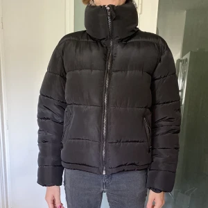 Vinterjacka Glamorous - Superfin pufferjacket / vinterjacka från Glamorous! Inköpt förra vintern, fint skick. 
