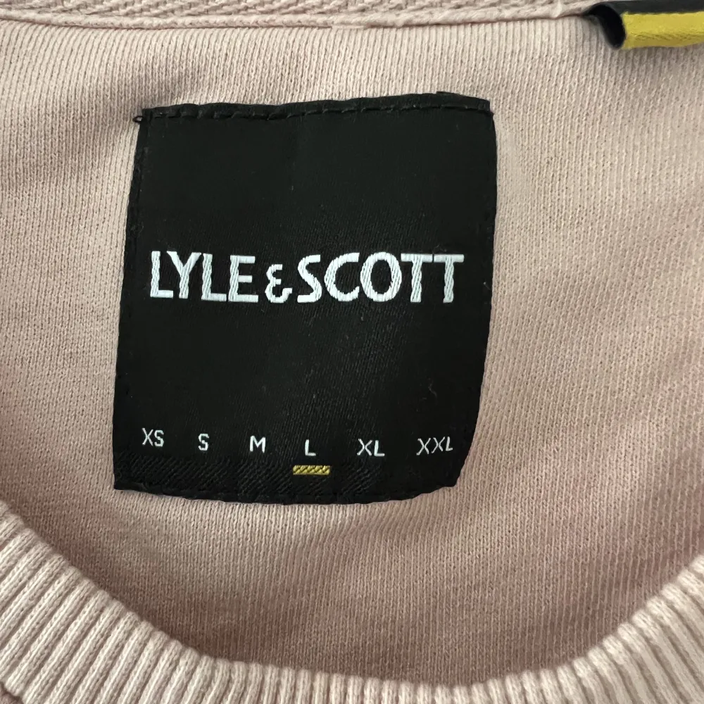 En rosa/beige sweatshirt från Lyle&Scott i storlek L. Den har några fläckar på sig men går säkert bort. Hoodies.