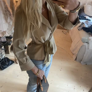 Blus - Super fin topp köpt väldigt dyrt i lodon💘💘 märket är sportmax och den kostar ny runt 10 000❤️❤️