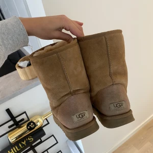 Uggs - Medel höga äkta uggs i använt skick som syns på bilderna. Vet inte vart man ser storlek på UGGS men de passar mig som har 38-39.  Köp direkt eller kom med prisförslag 💖