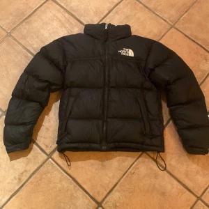 The North Face nuptse  - Bröst: 51 Längd: 62  Liten skada på axeln men syns knappt.  Annars bra skick 