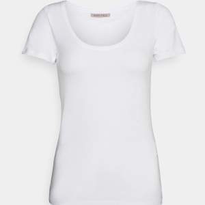 säljer min vita tighta t-shirt från Zalando 🥰 har aldrig använts, kontakta vid frågor❤️