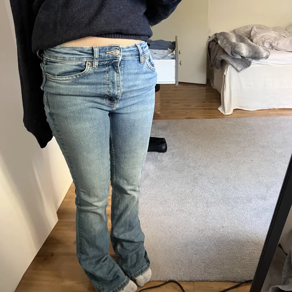 Bootcut jeans från Zara. Helt nya. Säljer flera andra jeans, kika gärna!😊. Jeans & Byxor.