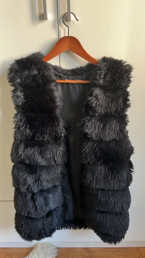 Fakefur pälsväst - Säljer nu min knappt använda Fakefur väst. I storlek M/L.