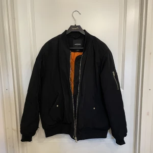 Bomberjacka  - Säljer denna snygga oversized bomberjackan då den inte längre används. Tjock och varm och perfekt till hösten och vintern. Priset går att diskutera✨