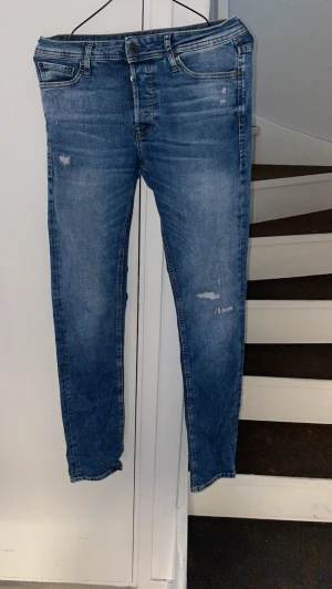 Jack and Jones jeans slim 29/34 - Jeans ifrån Jack and Jones slim /glenn st 29 längs 34 jättefint skick 