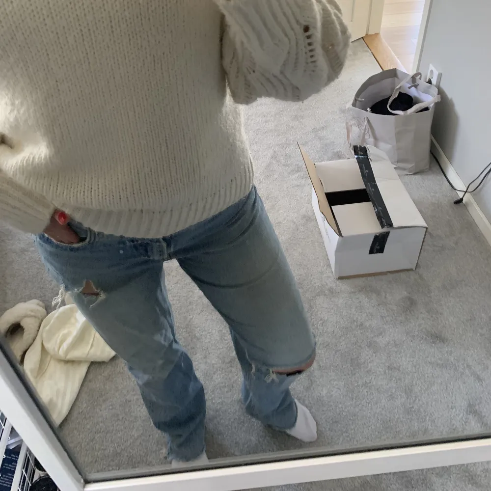 Populära Jeans från zara med hål. Storlek 36. Jeans & Byxor.