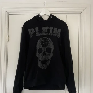 Philipp plein Hoodie - Köpt i usa kvitto och allt og finns. Storlek M, passar mig som är cirka 185. Använd väldigt fåtal gånger mest hängt i en garderob, den är i nyskick. 
