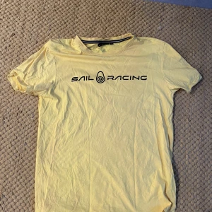 Sail racing tshirt gul - En gul tshirt av märket sail racing