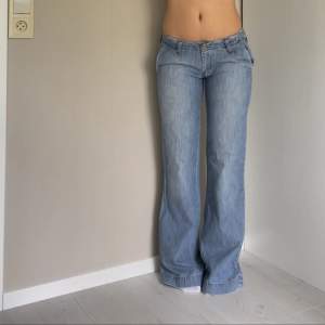 Bootcut jeans med midjemåttet 75 och innerbenslängden 82