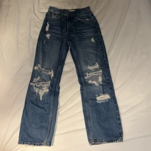 zara ripped jeans - coola ripped jeans från zara! köpta för 500kr säljer dessa billigt! passar ej mig längre