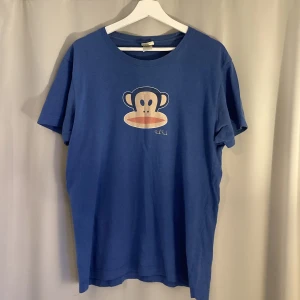 Vintage Paul Frank T-Shirt - En klassisk tröja från Paul Frank. Köpt använd, men har fortfarande liv i sig! Trycket har några väldigt små sprickor i sig, men ingen super märkbart.