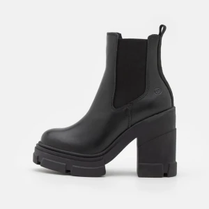 Tamaris stövletter  - Tamaris stövletter i storlek 38! Använda en gång så dom är i nyskick! Köpta för 1395kr.