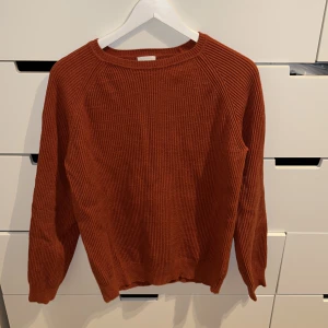 En Orange John Henric tjocktröja i strl L.  - Tröjan är endast andvänd 1-2 gånger och har därmed inga defekter(som ny). Köpte för 800kr och kommer sälja för 400kr men priset kan diskuteras. 