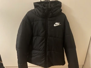 Vinterjacka Nike - Vinterjacka från Nike, använd endast ett fåtal gånger, i princip nyskick.