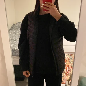 Svart väst  - Säljer denna svarta väst från Stadium, i väldigt fint skick, använt bara ett par gånger! 