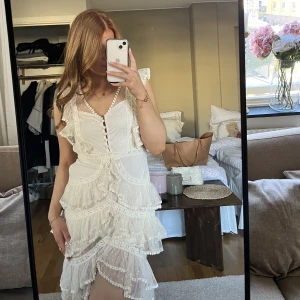 Studentklänning - Off-white klänning, använd en gång, så fina spetsdetaljer och passform, perfekt som studentklänning💕