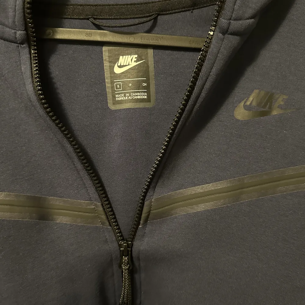 Nike tech fleece tröja i färgen navy blue, skick 8/10,storlek S . Tröjor & Koftor.