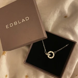Edblad halsband ida necklace mini steel -  Halsband från edblad i modellen ida mini. Använd kanske 2 gånger så i fint skick. Ordinariepris 450kr 💓🌸✨
