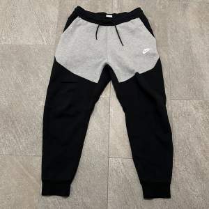 Nike tech fleece byxor i mycket bra Skick 9/10, färg svart och grå med vit logga. Storlek:M 