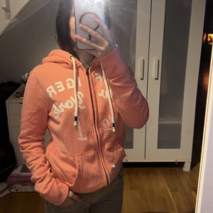 Tommy Hilfiger kofta  - Säljer min kofta från märker Tommy Hilfiger. Den är använd och lite nopprig men ser fortfarande väldigt fin ut! Kunde tyvärr inte hitta storleken på men skulle säga att den motsvarar Xs😊