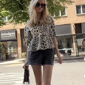 Blus - Säljer denna sjukt snygga blusen! (Båda bilderna är mina)😍 