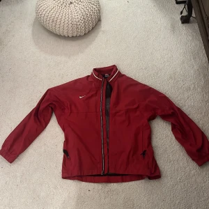Nike vindjacka - Tja säljer av min Nike vindjacka då den inte kommer till användning längre, strl S men sitter mer som en M