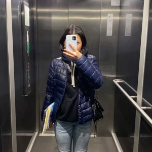 Vår/höst jacka  - Fin jacka som passar på våren eller på hösten💖💖Är i ny skick och jättelik uniqlo jackan