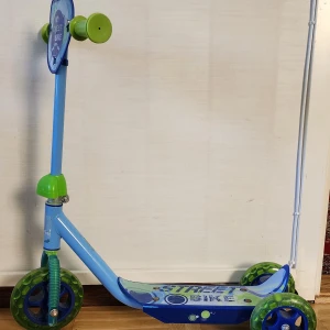 Barn Sparkcykel  - Säljer denna sparkcykel som inte längre används. Produkten kan inte skickas utan köparen får hämta den.