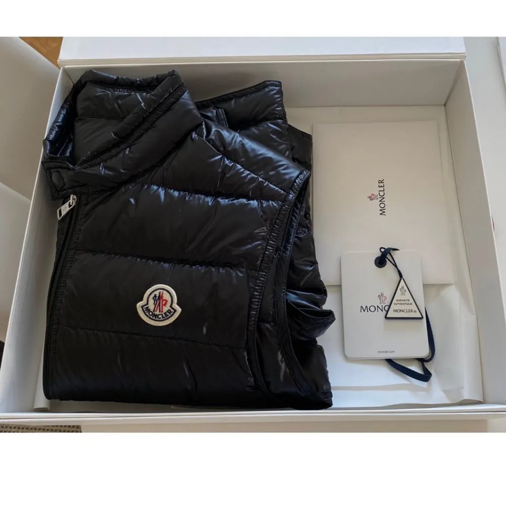 Säljer nu en Moncler GUI GILET väst då den inte passar på mig. Västen är i 100% ny skick, endast använd en gång under en resa i Los Angeles. Västen kommer med en liten förvarings påse och original förpackning som garanterar att varan är från Moncler och . Jackor.