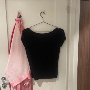 GINA SOFT  - Så mjuk och fin t shir med öppenrygf ifrån gina 