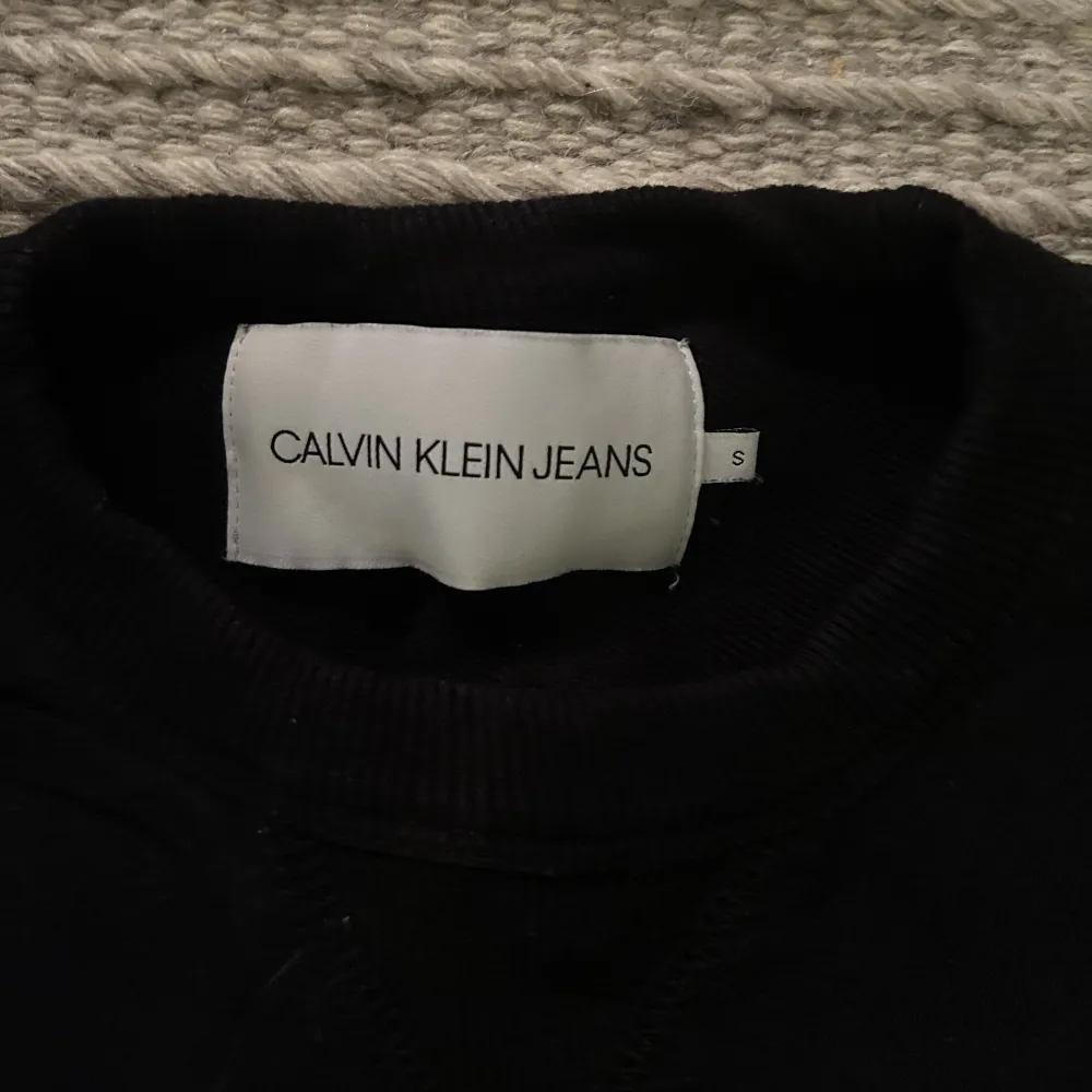 Svart Calvin Klein swetshirt herr modell storlek S, men passar lika bra på tjej 💖 Nypris cirka 1000kr buda från 350 +frakt💖. Hoodies.