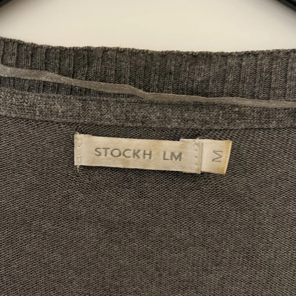 Kofta från STOCKH LM, modell Milda.  Storlek: M Material: Viskos Använd, men utan anmärkning. Tröjor & Koftor.