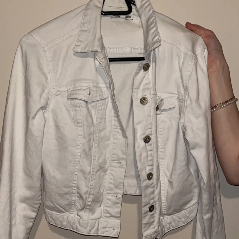 En vit jeans jacka från Kappahl som har blivit för liten. Jätte fin och perfekt till alla tillfällen. Jackor.