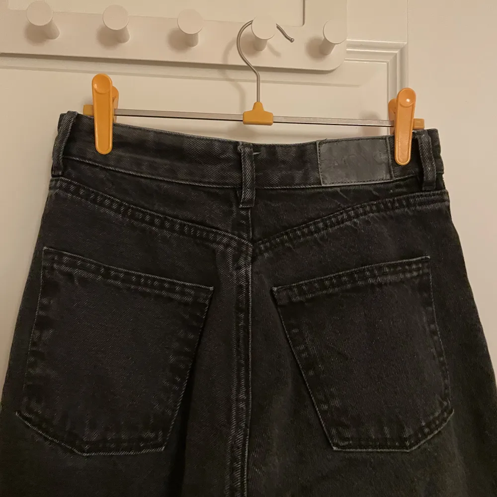 Mörkgråa jeans från monki. Använda men har mer kvar att ge☺️. Jeans & Byxor.