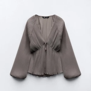 Blus  - Säljer min blus ifrån zara, ej använd, bara testat! Skriv privat för fler bilder💕