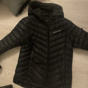 Jacka - Säljer nu min äkta peak performance jacka funkar jätte bra på hösten/vintern/våren.  Har använt typ ett halv år Inget håll eller fläckar på den 