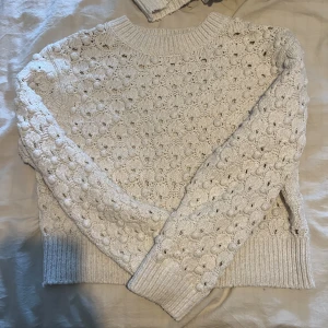 beige tröja från zara - säljer min tröja då jag ej använder den, den är i fint skick🫶🏻