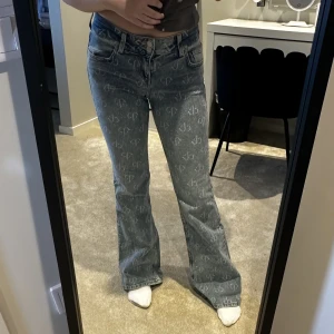 Jeans - Jeans med snygga detaljer!! använda endast en gång då dom är lite stora på mig💙