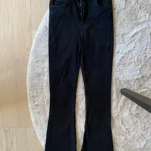 ”Perfect jeans” Flared från Gina Tricot i storlek S i nyskick, endast testade